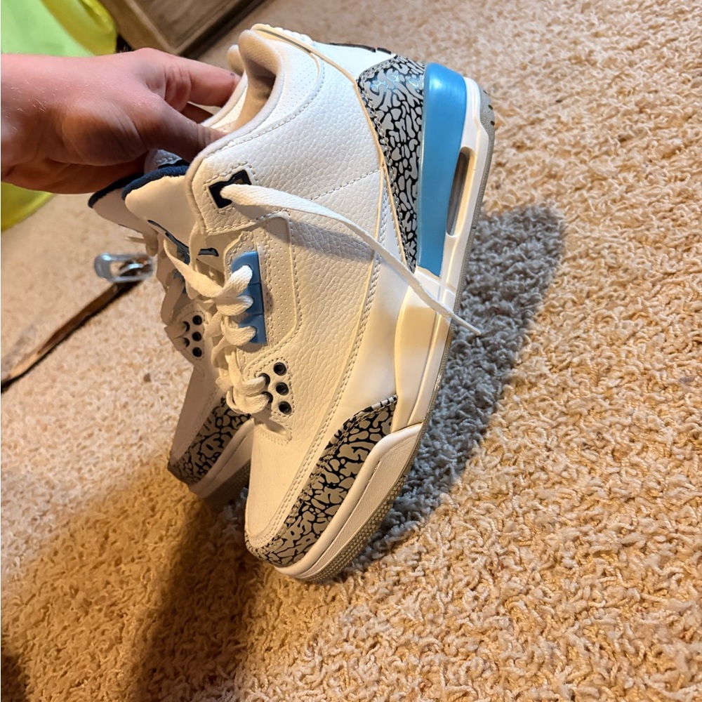 Jordan 3 “UNC” size 9.5